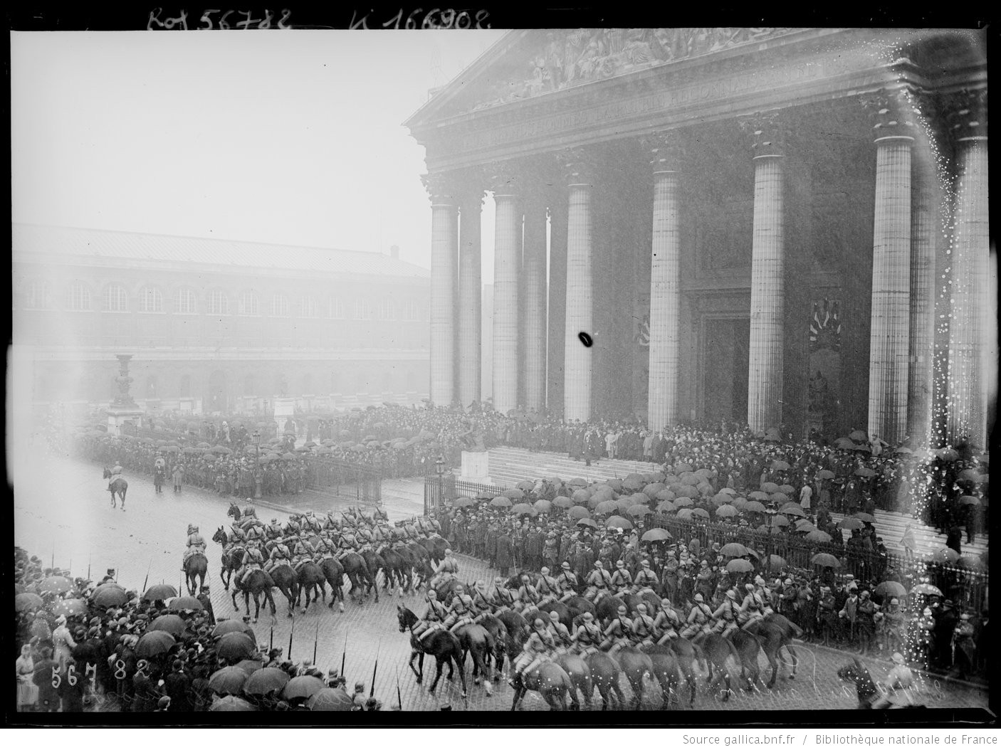 Cérémonie au Panthéon en l’honneur des soldats morts pour la patrie, le 2 novembre 1919. Cérémonie au Panthéon en l’honneur des soldats morts pour la patrie, le 2 novembre 1919.