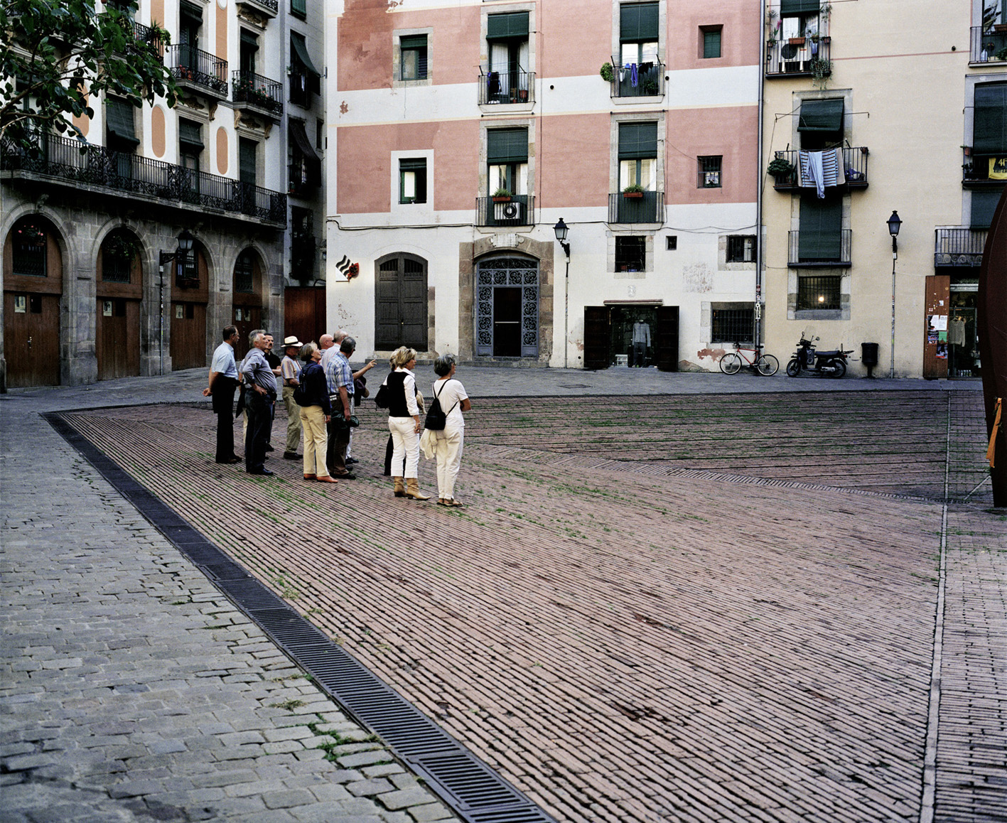 Turistas en el Fossar de les Moreres. Barcelona, 2006 Turistas en el Fossar de les Moreres. Barcelona, 2006
