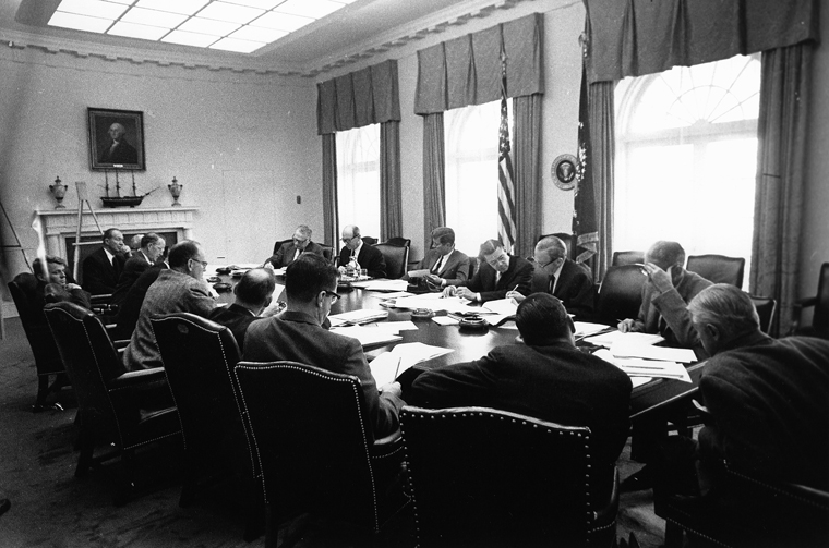 Réunion de l'EXCOMM au cabinet de la Maison Blanche, lors de la crise des missiles cubains, le 29 octobre 1962.