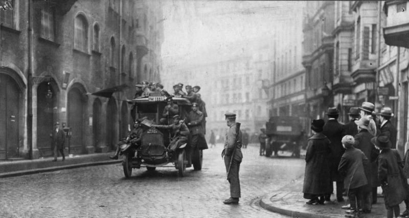 Révolution à Munich : soldats et civils armés à bord d’un camion, 1919 Révolution à Munich : soldats et civils armés à bord d’un camion, 1919