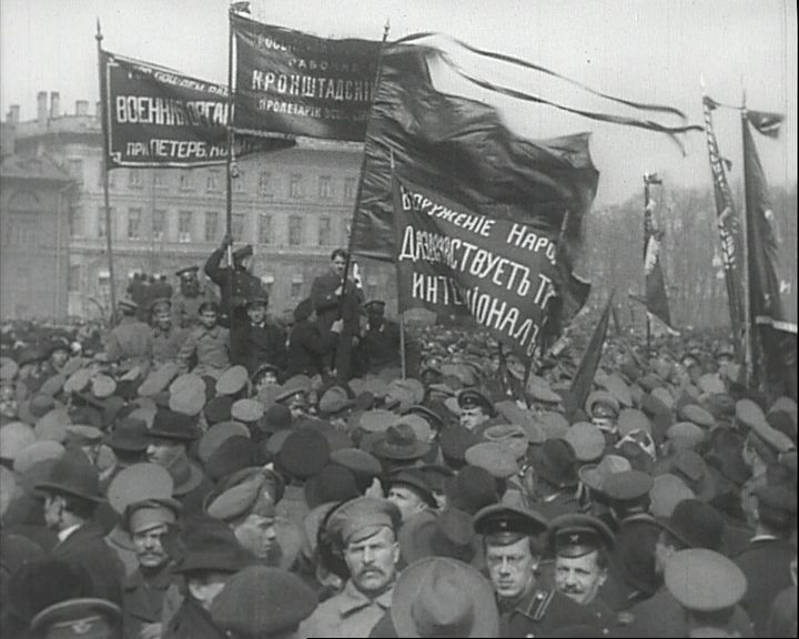 Un meeting le 1er mai 1917 à Petrograd. Parmi les slogans « Vive l’Internationale ». Photogramme extrait de l’archive filmique La Fête du 1er mai à Petrograd, 1917 Un meeting le 1er mai 1917 à Petrograd. Parmi les slogans « Vive l’Internationale ». Photogramme extrait de l’archive filmique La Fête du 1er mai à Petrograd, 1917