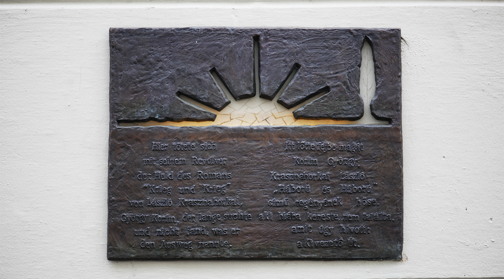 Plaque dédiée à Korim, personnage de Guerre et Guerre Plaque dédiée à Korim, personnage de Guerre et Guerre