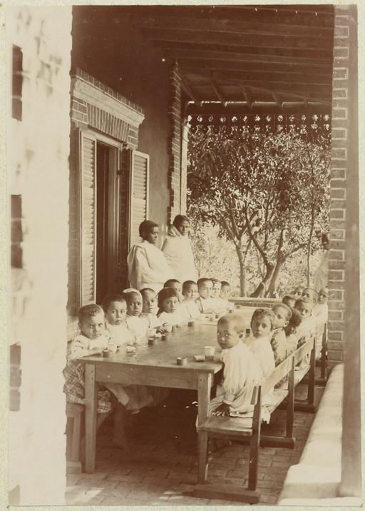 Repas d’enfants métis