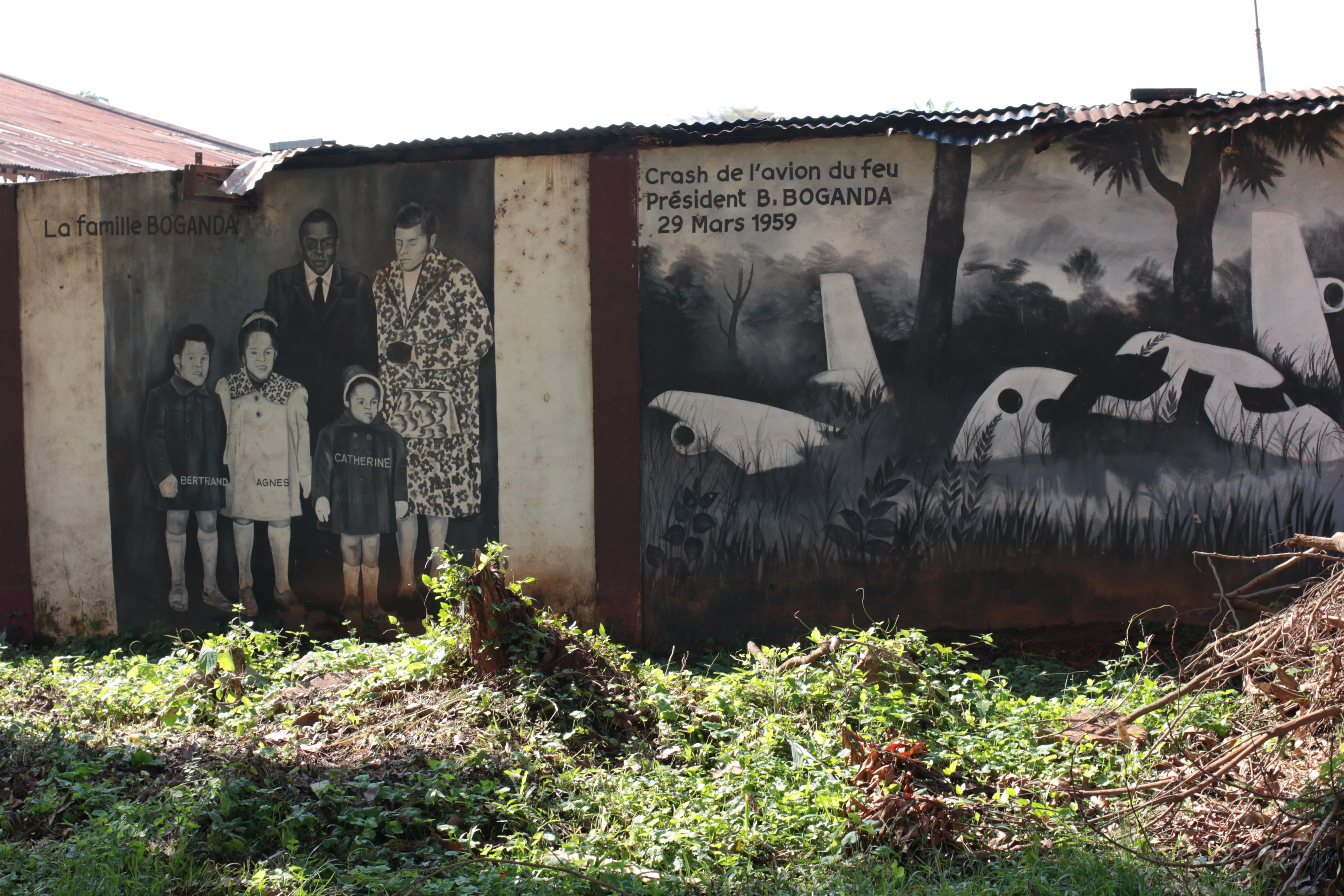 Fresques sur les murs d’enceinte du musée Boganda réalisées par le peintre José Martial Ventaire (Onze carats). Bangui, juin 2022. © Andrea Ceriana Mayneri Fresques sur les murs d’enceinte du musée Boganda réalisées par le peintre José Martial Ventaire (Onze carats). Bangui, juin 2022. © Andrea Ceriana Mayneri