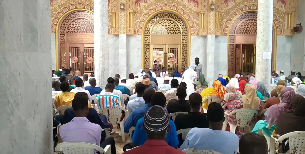 Dédicace du livre de Moussa Fall Tariqa, mouvements réformistes et enseignement de l’arabe au Sénégal publié en 2017 – mosquée Massalikul Jinaan financée par la confrérie mouride et construite entre 2009 et 2019, juin 2021, Dakar