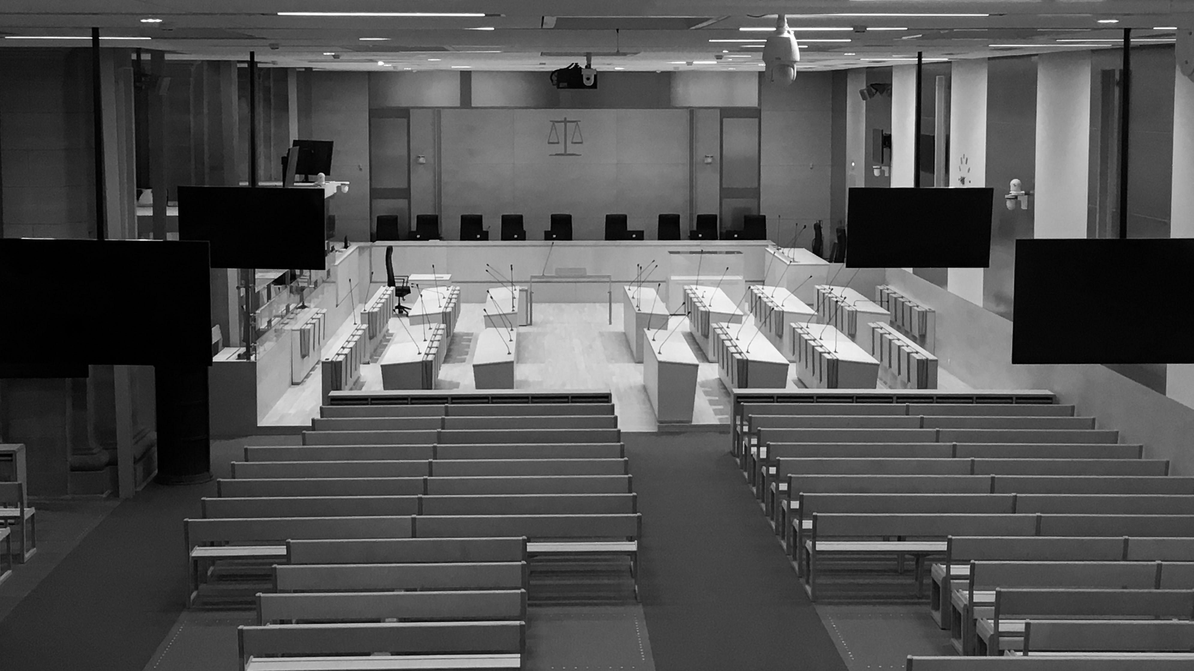 Photo de la salle d’audience du procès V13 depuis la régie, juin 2021 Photo de la salle d’audience du procès V13 depuis la régie, juin 2021