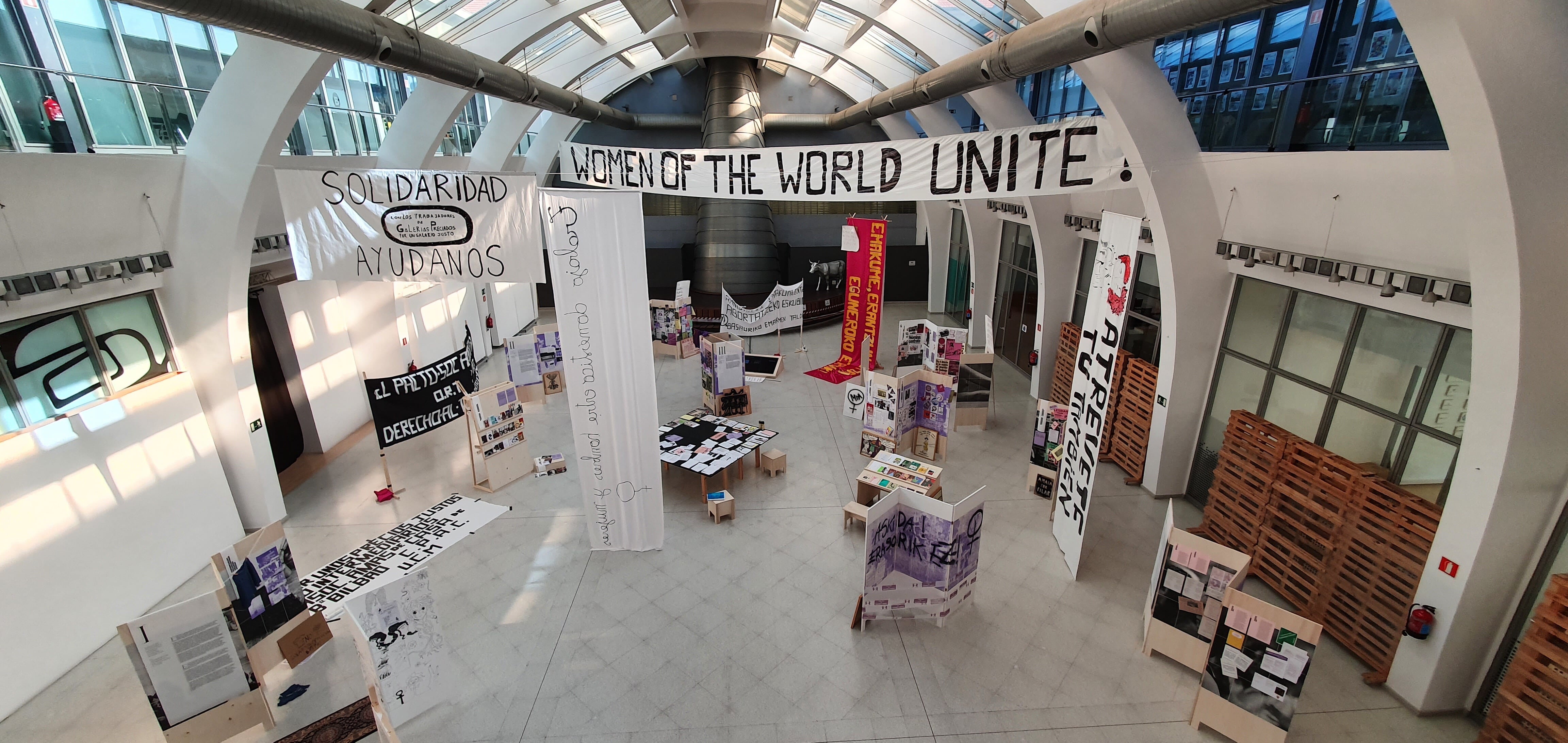 Panorámica Exposición Zutik Zutik Zutik, Bilbao septiembre 2021