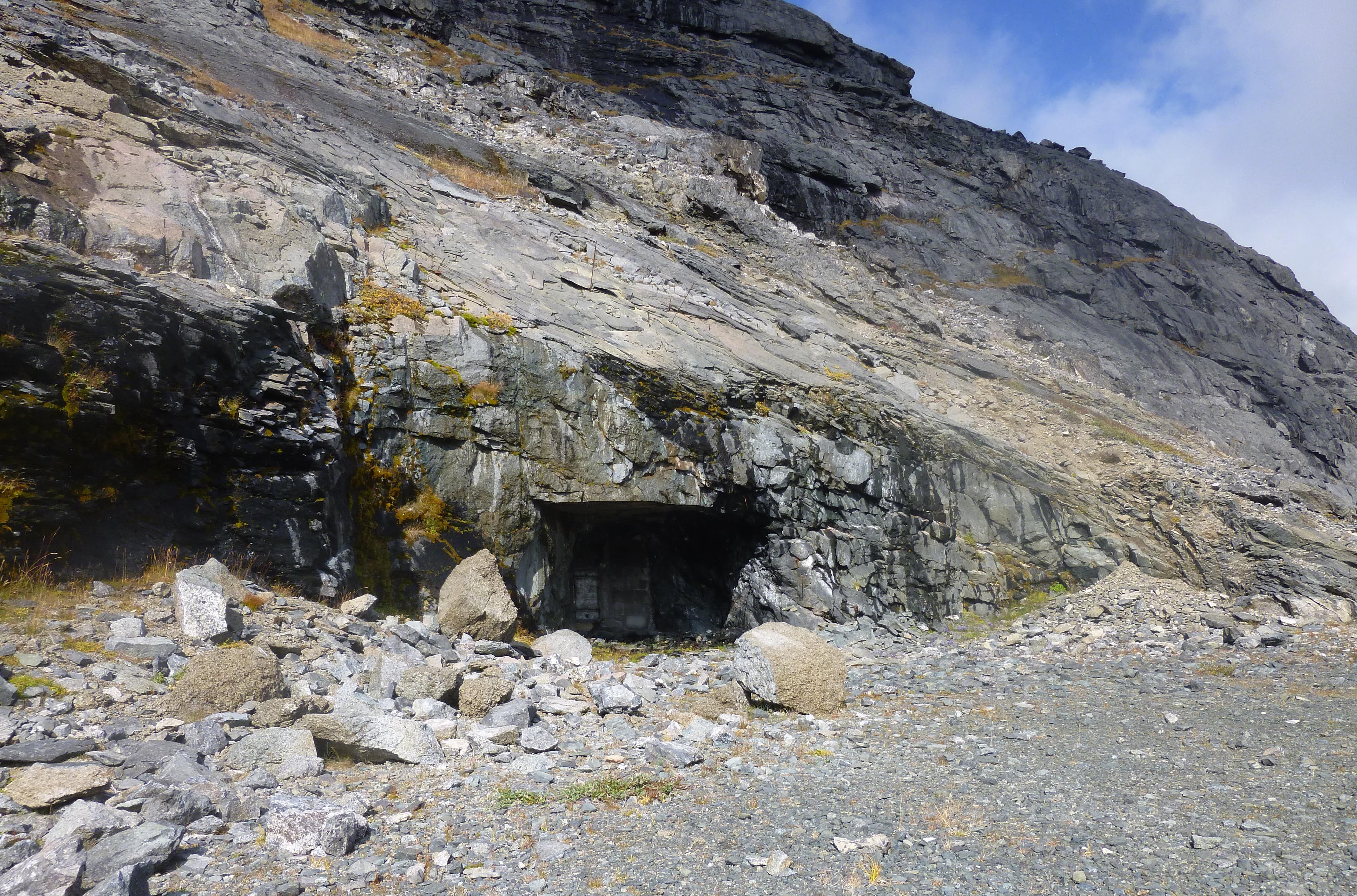 Figure 3. Le trou dans la roche, montagne Kuannersuit, septembre 2019. © Pia Bailleul