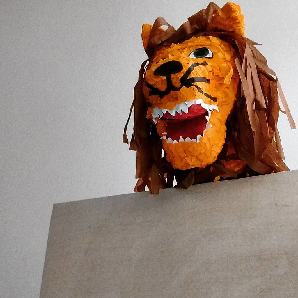 Topping off my easel with a lion head makes the studio lively. Crédit: Pete Ippel, via flickr, CC BY-NC 2.0 Topping off my easel with a lion head makes the studio lively. Crédit: Pete Ippel, via flickr, CC BY-NC 2.0