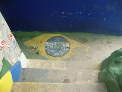 Une ruelle d’une communauté décorée avec le motif de la Coupe du Monde 2014 Une ruelle d’une communauté décorée avec le motif de la Coupe du Monde 2014