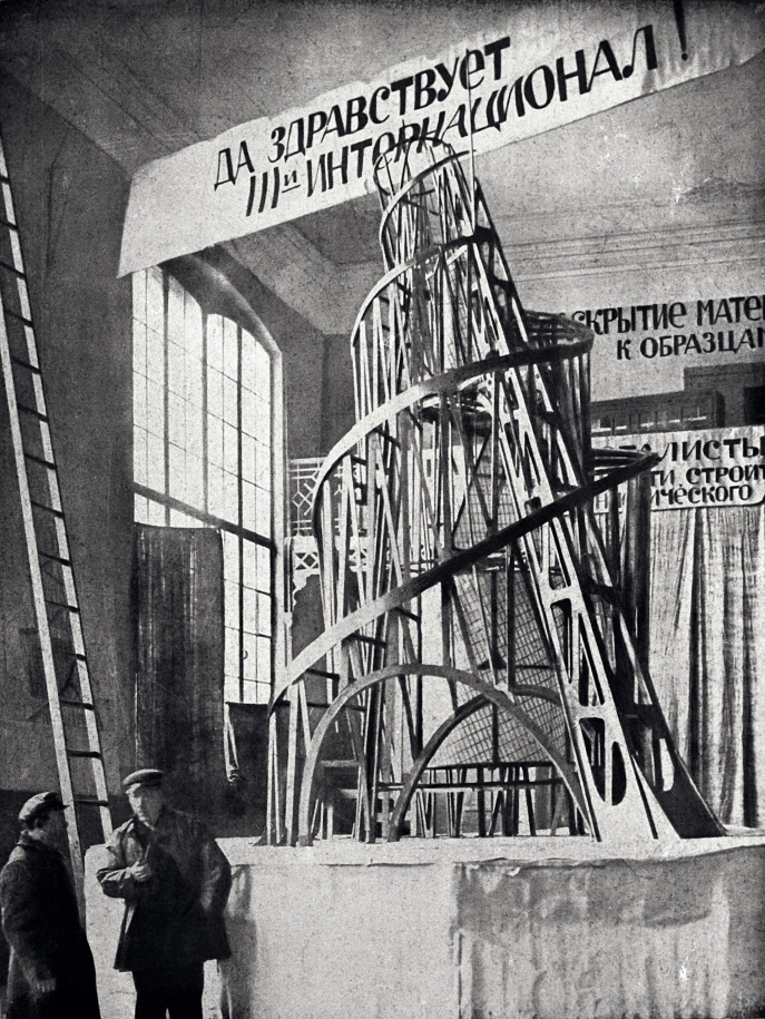 Tatlin avec son assistant devant le modèle du Monument à la gloire de la IIIe Internationale (jamais réalisé), à Pétrograd. Tatlin avec son assistant devant le modèle du Monument à la gloire de la IIIe Internationale (jamais réalisé), à Pétrograd.