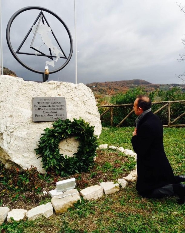 Il senatore Puglia in raccoglimento davanti al monumento dei caduti a Casalduni, Casalduni 22 dicembre 2017
