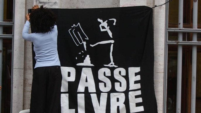 27 juin 2013, Installation d'une banderole du Mouvement Passe Livre devant la Préfecture de São Paulo.