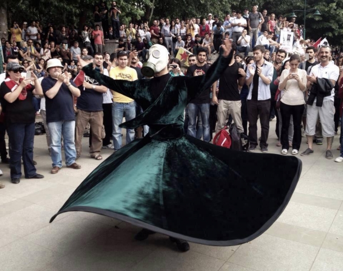 Le derviche tourneur portant un masque à gaz pendant les manifestations dans le Parc Gezi, le 2 juin 2013. Le derviche tourneur portant un masque à gaz pendant les manifestations dans le Parc Gezi, le 2 juin 2013.