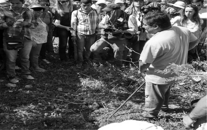 Miguel Angel Jiménez, organisant des recherches pour localiser des fosses communes clandestines, entouré de journalistes et de proches des disparus à Iguala,  Guerrero - Novembre 2014