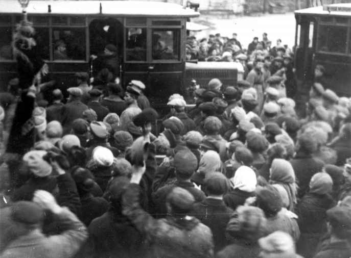 Arrivée de délégués étrangers en autobus (RGAKFD : 2-35736)