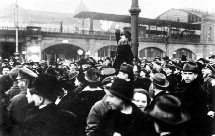 Manifestation du 17 janvier 1919 à Berlin pour engager les femmes à se saisir de leur droit de vote nouvellement acquis aux prochaines élections nationales Manifestation du 17 janvier 1919 à Berlin pour engager les femmes à se saisir de leur droit de vote nouvellement acquis aux prochaines élections nationales
