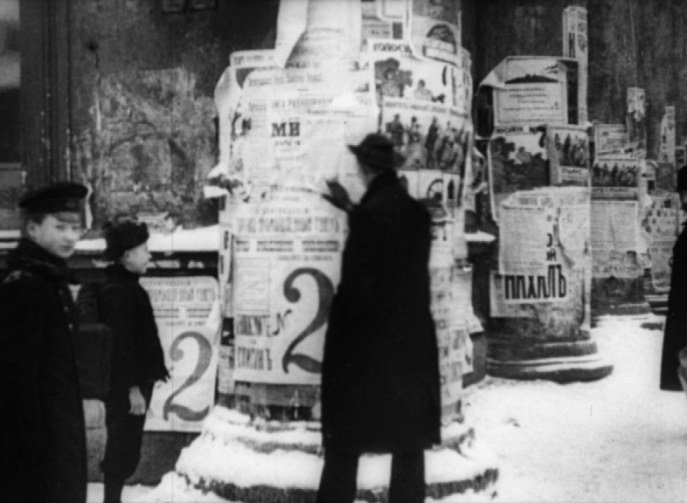 Affiches électorales placardées sur une colonne à Petrograd durant la campagne pour les élections de l’Assemblée constituante. Photogramme extrait de l’archive filmique L’Ouverture et la dissolution de l’Assemblée constituante, 1918 Affiches électorales placardées sur une colonne à Petrograd durant la campagne pour les élections de l’Assemblée constituante. Photogramme extrait de l’archive filmique L’Ouverture et la dissolution de l’Assemblée constituante, 1918
