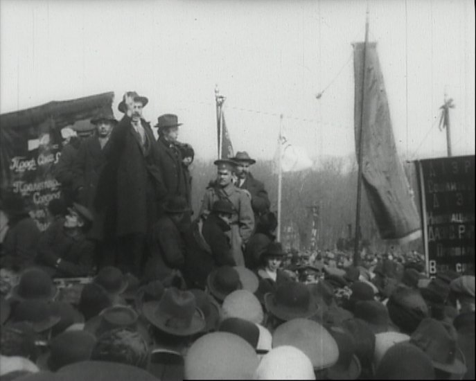 Un meeting le 1er mai 1917 à Petrograd. Photogramme extrait de l’archive filmique Célébration du 1er mai à Petrograd, 1917 Un meeting le 1er mai 1917 à Petrograd. Photogramme extrait de l’archive filmique Célébration du 1er mai à Petrograd, 1917