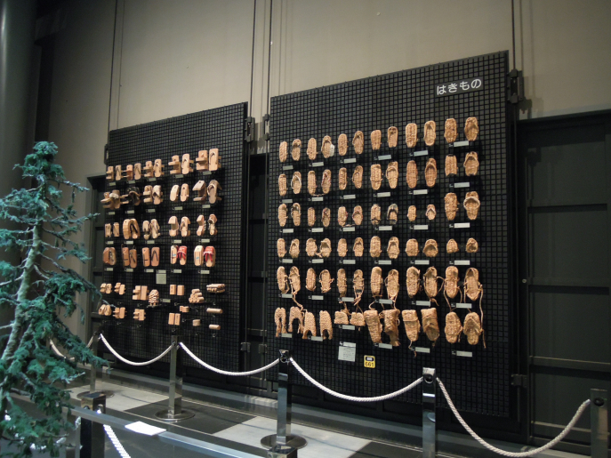 Panneaux exposant des chaussures Panneaux exposant des chaussures, Japon, Minpaku (Cliché de l’auteur, juin 2011).