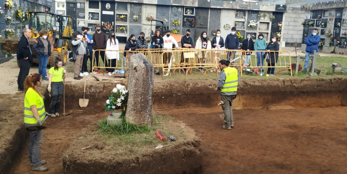Visita escolar durante la exhumación de una fosa común de víctimas