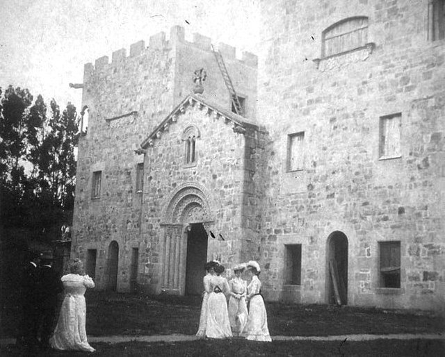 Emilia Pardo Bazán contemplando las obras de la Torres de Meirás 1902 © El Noroeste Emilia Pardo Bazán contemplando las obras de la Torres de Meirás 1902 © El Noroeste