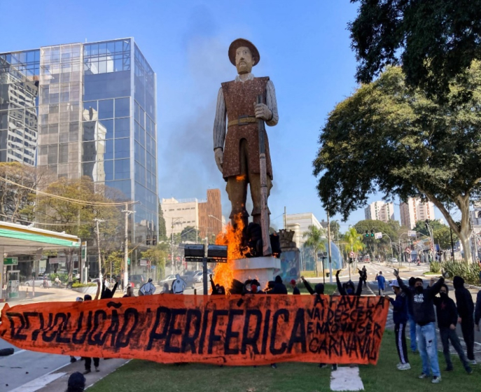 Incêndio na Estátua de Borba Gato (24.07.2021), São Paulo.  Fonte: Folhapress