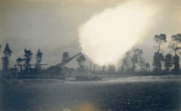 Pièce d’artillerie lourde sur voie ferrée française de 380 mm dans les Flandres en 1917 faisant feu de nuit. Collection particulière Pièce d’artillerie lourde sur voie ferrée française de 380 mm dans les Flandres en 1917 faisant feu de nuit. Collection particulière