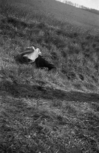 FIG. 6. ICRC, Willy Pfister, 21.04.1945: World War II. Death march from the Oranienburg-Sachsenhausen to the Wittstock concentration camps, V-P-HIST-01548-06 and V-P-HIST-01549-06.