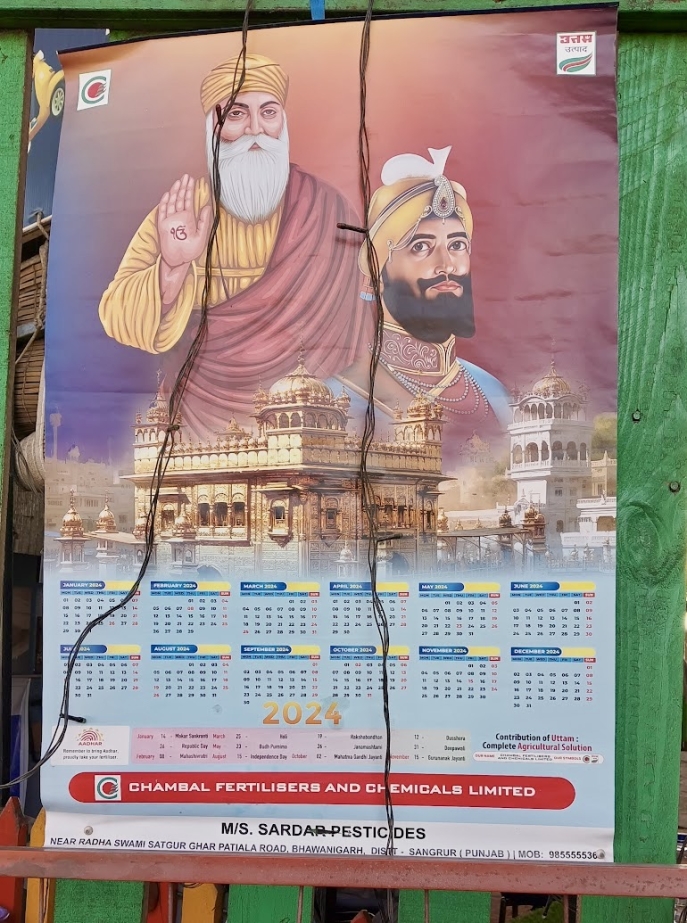 Calendrier promotionnel de Chambal Fertilisers and Chemicals Limited, montrant deux hommes faisant le signe de paix