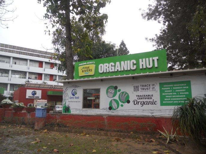 Photo de la débenture d'un magasin proposant des produits provenant des fermes certifiées biologiques