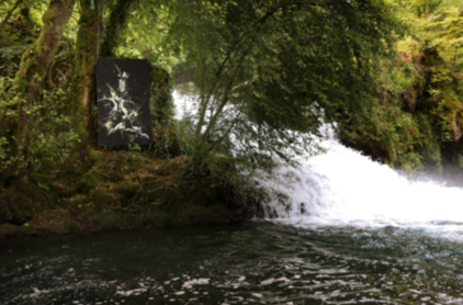 Peinture de Thierry Moyne placée à côté d’une chute d’eau (© Pascal Régald).