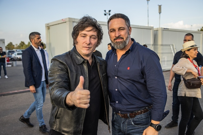 Milei en congreso ultraconservador en España, 2024, junto a Santiago Abascal de Vox. Fuente: Vox España, bajo licencia CC0 1.0 Milei en congreso ultraconservador en España, 2024, junto a Santiago Abascal de Vox. Fuente: Vox España, bajo licencia CC0 1.0