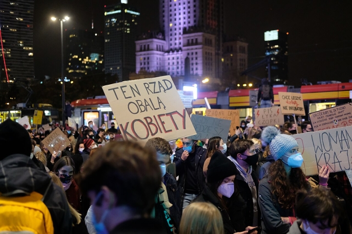 photo d'une foule manifestant dans la nuit