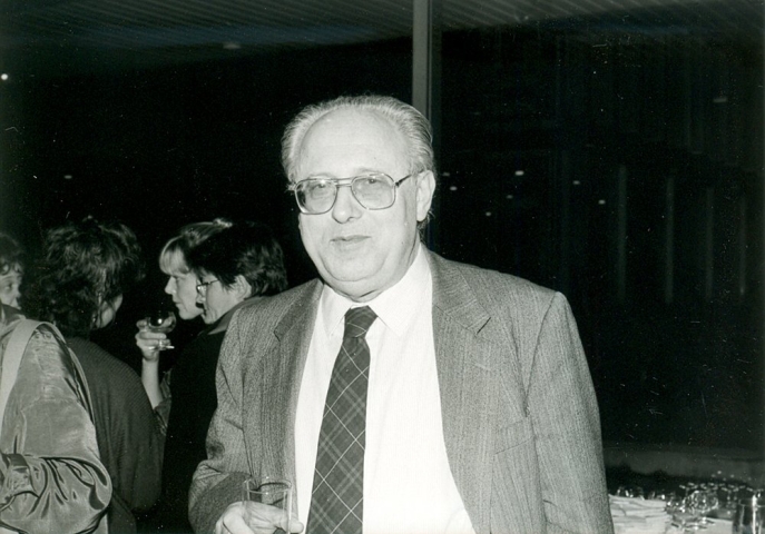 photo en noir et blanc  de Marcel Roncayolo, en costume cravate
