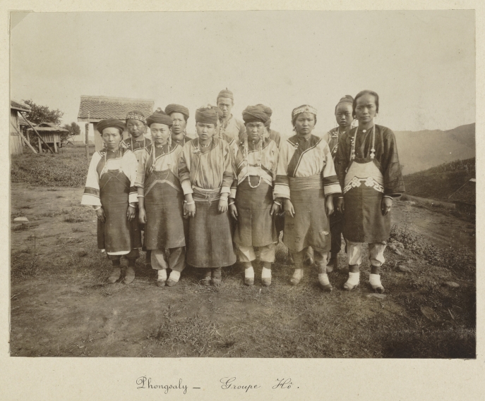 photo en noir et blanc d'un Groupe Hô portant le costume yunnanais 