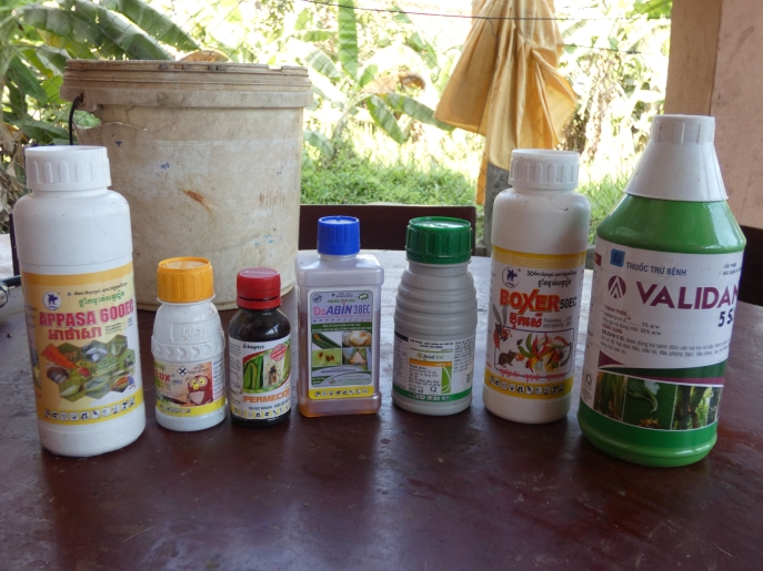 photo de sept bouteilles contenant différents pesticides
