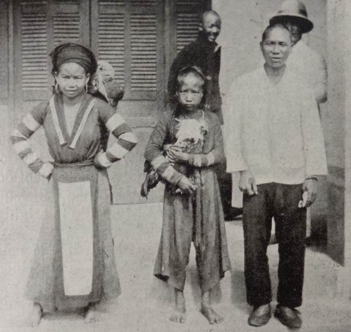 photo de trois personnes en noir et blanc