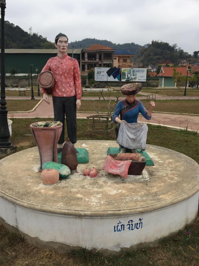 photo en couleur de statue représentant un homme et une femme
