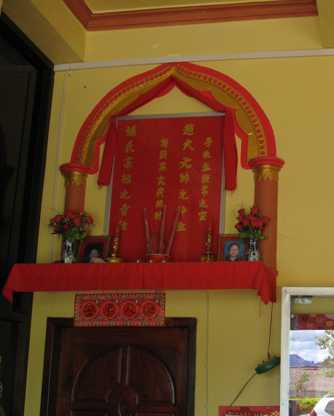 photo d'un hôtel rouge sur un fond jaune