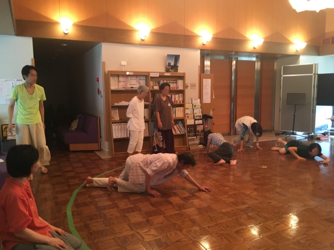 photo couleur de participants au théâtre