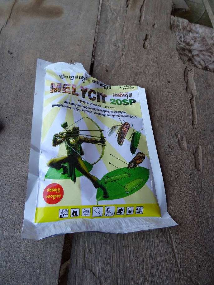 photo de sachet de pesticide avec image d'insecte