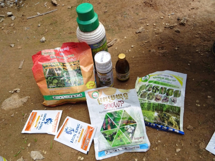 photo de produit pesticide en bouteille, cachés et sachet de poudre