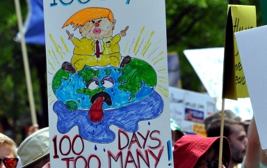 pancarte de manifestation concernant les 100 premiers jours de Trump à la Maison Blanche "100 jours de trop ? "